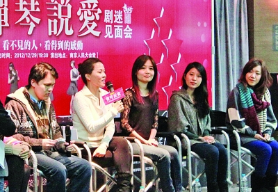 丁乃筝（右）许哲诚与剧迷交流。