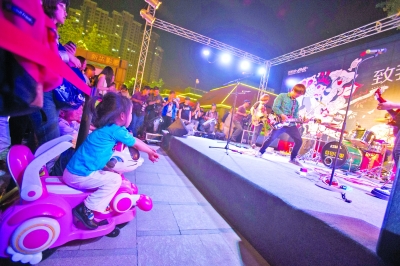 摇滚音乐会带着市民追忆青春