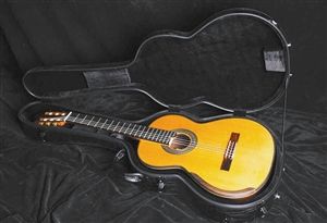 ▼尚星舟拥有的蒙代罗吉他，市价10万元左右。