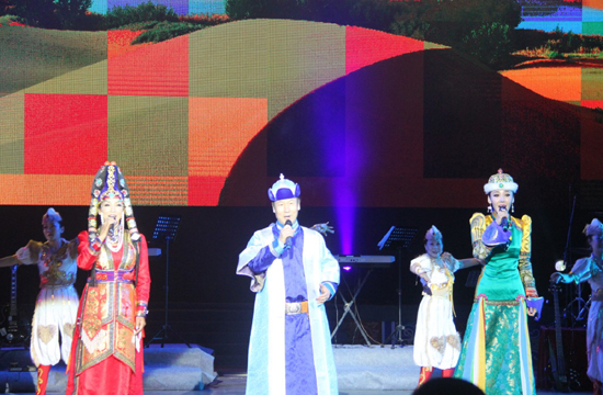 &ldquo;祖孙三代&rdquo;同台演出：阿筎那、阿日布杰、哈斯