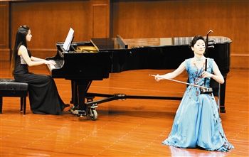 于红梅精彩演出。本报记者 尉迟健平 摄