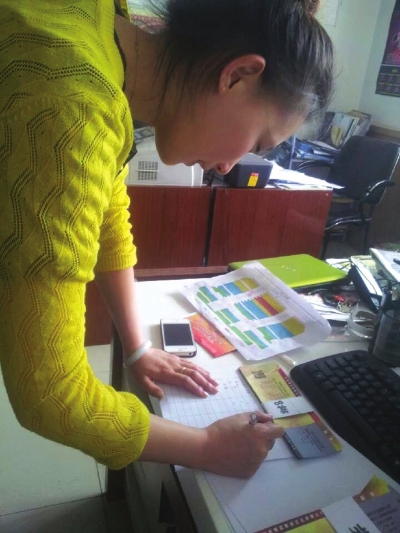 市民在领取义演门票