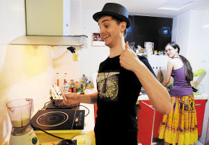 排练之余，柯俊喜欢做法式大餐。