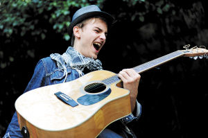 乐队吉他手柯俊总是喜欢做一些搞怪表情。