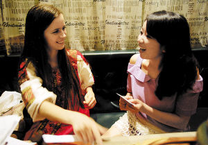 一名乐队&ldquo;新歌迷&rdquo;来到演出休息室与思辉交谈。