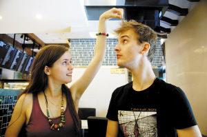 两名年轻老外因为音乐梦想在昆明相聚。