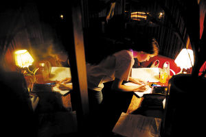 演出前，思辉在纸上记录着准备演唱的歌曲排序，其中很多歌曲是古老的俄罗斯民谣。