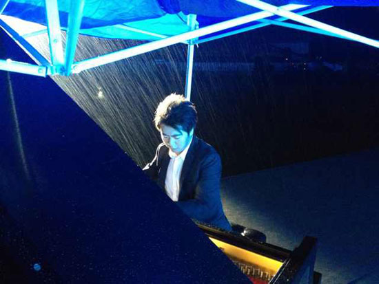 郎朗在雨中演奏
