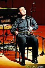 高韶青在用韶胡演奏。