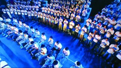 223人的手机乐队，看上去更像合唱队。