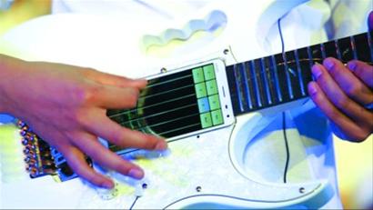 手机嵌入乐器模型，演奏起来更有感觉。/网络截图