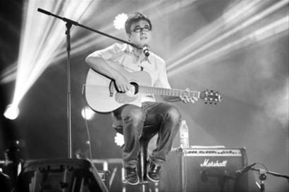 追梦人深情弹唱。 本报见习记者 李英博摄