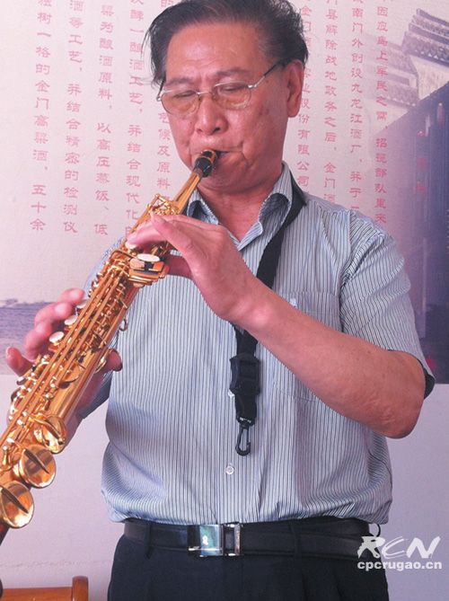 汪如平：花甲之年爱上萨克斯