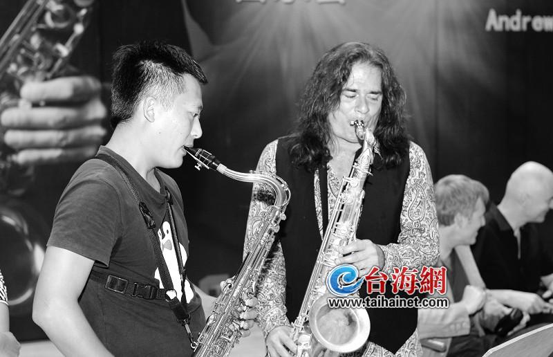 他要用萨克斯吹奏《传奇》