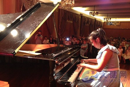 音乐家伉俪义卖 奏响盲童钢琴梦