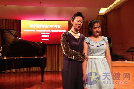 音乐家伉俪义卖 奏响盲童钢琴梦