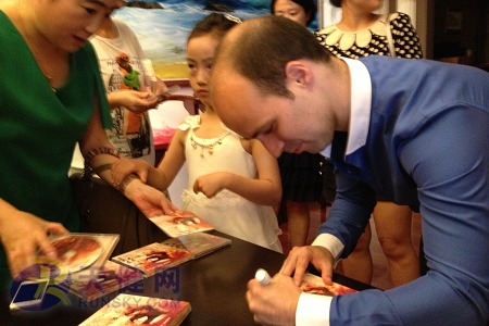 音乐家伉俪义卖 奏响盲童钢琴梦