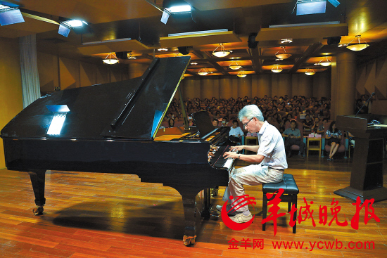 三千白发翁媪羊城赛钢琴 年龄最大的已81岁