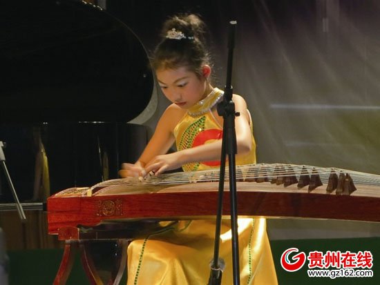 比赛选手倾情演奏古筝