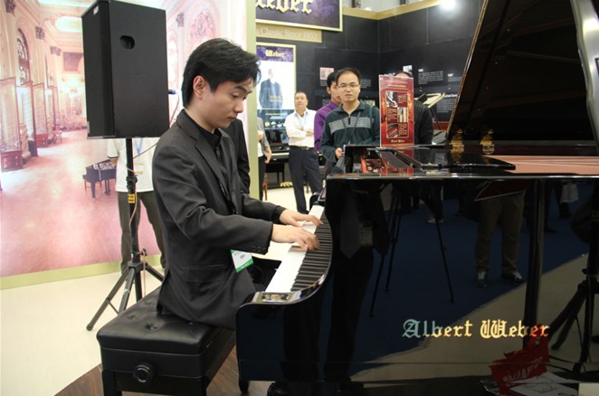 天才钢琴家沈文裕弹奏韦伯钢琴