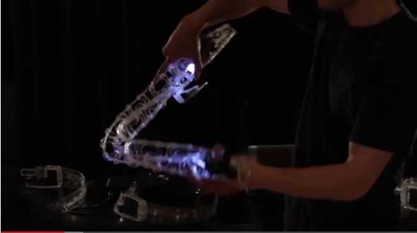 另类&ldquo;人体乐器&rdquo; 好恐怖！