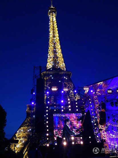 郎朗艾菲尔铁塔独领风骚 法国国庆演出视频曝光