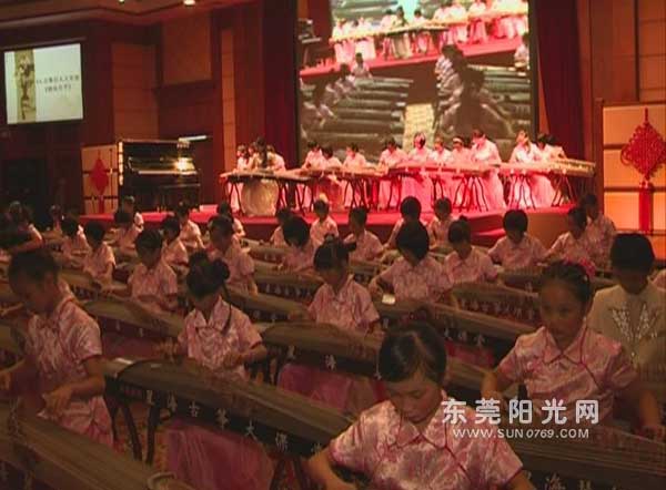 百人齐奏古筝 传统乐器传承有人