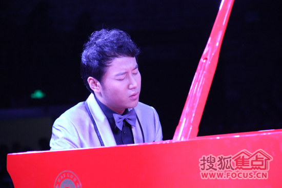 <保利·七彩杯>钢琴大赛在昆明市体育馆拉开序幕