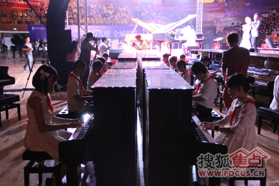 <保利·七彩杯>钢琴大赛在昆明市体育馆拉开序幕