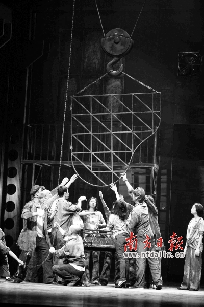 音乐剧《钢的琴》在表演中。