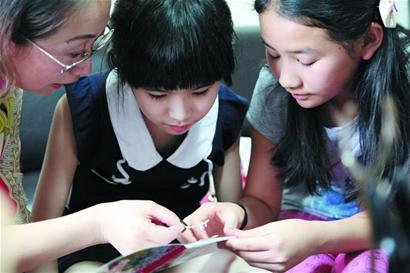 自闭症女孩获钢琴比赛金奖 听一遍就能弹下来