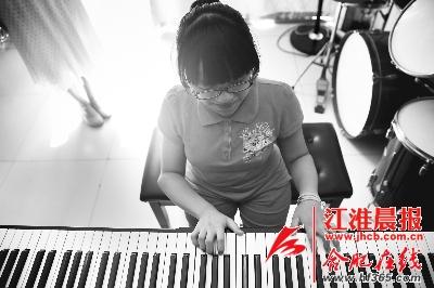 患脆骨症的玻璃女孩学琴路