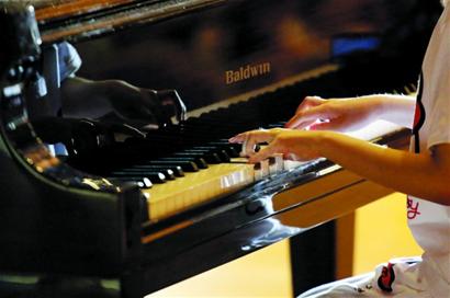 自闭女孩钢琴演奏打动人心 台下观众拭泪