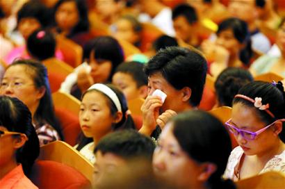 自闭女孩钢琴演奏打动人心 台下观众拭泪