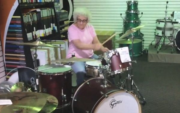 美国“摇滚奶奶”表演架子鼓炫技 爆红网络