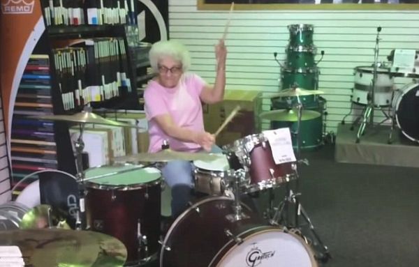 美国“摇滚奶奶”表演架子鼓炫技 爆红网络