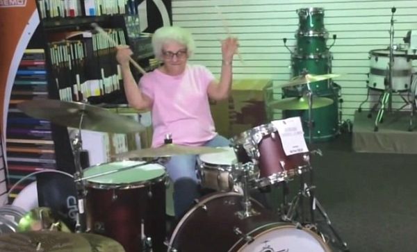 美国“摇滚奶奶”表演架子鼓炫技 爆红网络