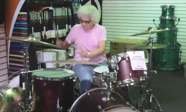 美国“摇滚奶奶”表演架子鼓炫技 爆红网络