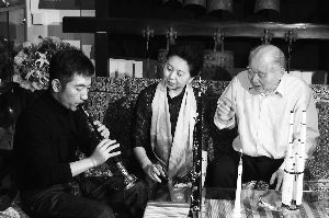 吴氏三兄妹中为吴景馨试听研发效果。