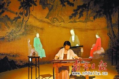 姚亮在古琴精品展上展示琴艺。