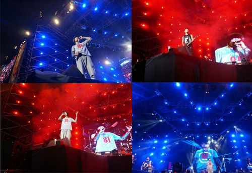 扭曲的机器乐队在表演中。