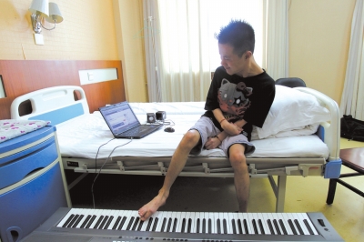 传杰在弹琴。京华时报记者谭青摄/视频