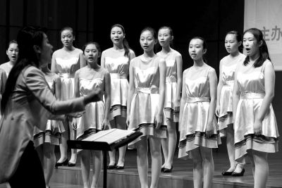 昨天，由首都文明办和国家大剧院共同举办的音乐艺术夏令营汇报演出在国家大剧院举行，来自北京各区县的青少年在舞台上一展风采。