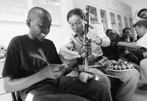 日前，来自美国、韩国、埃及和乌干达等6个国家的中学生艺术代表团120余人来到朝阳东湖地区，与东湖地区的小朋友一起感受中国文化。