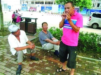 饮料瓶蛋壳成“乐器”