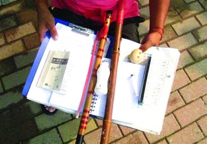 饮料瓶蛋壳成“乐器”