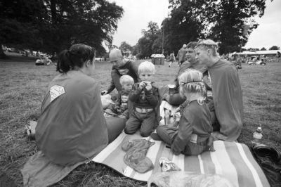 英国“粉丝”音乐节上变“超人”