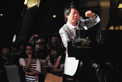 古典音乐界中最闪亮的明星之一郎朗