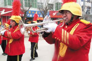 白天扛锄头 晚上玩乐器