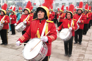 白天扛锄头 晚上玩乐器